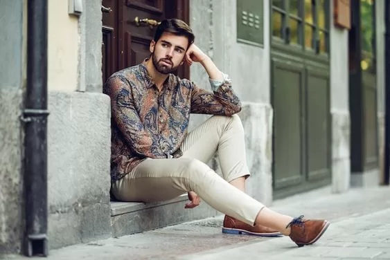 one men sit in front of door prefect loock thin guy -fashionhpp